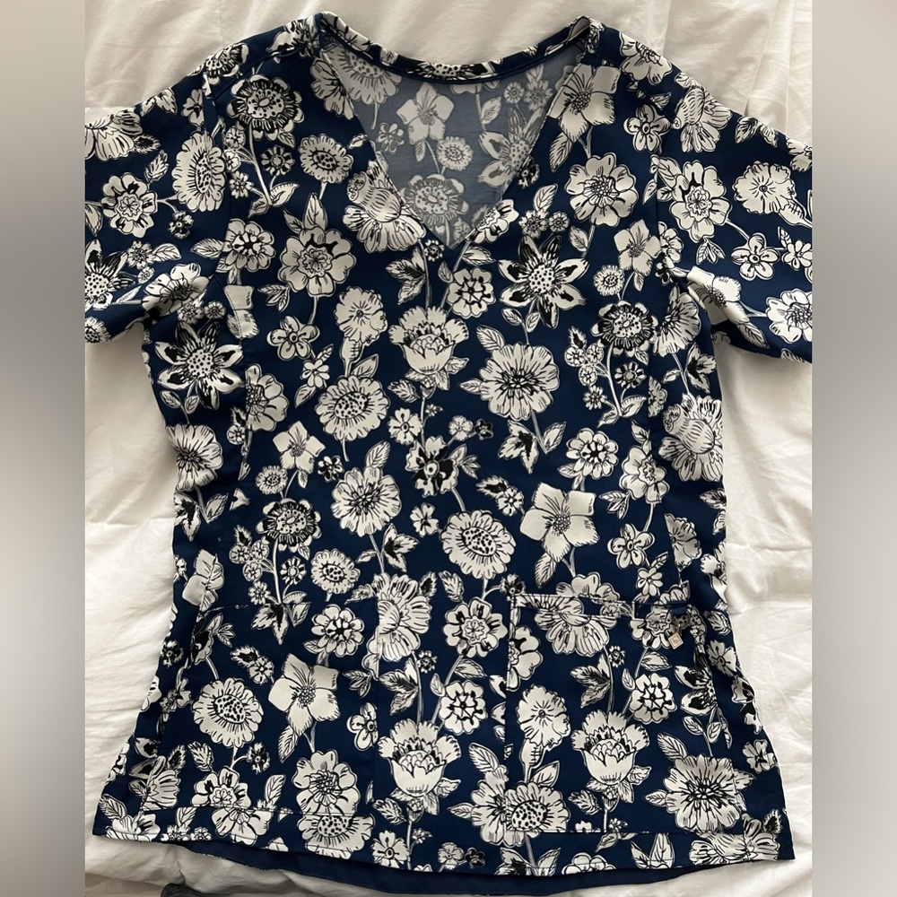 Size small Vera Bradley floral scrub top